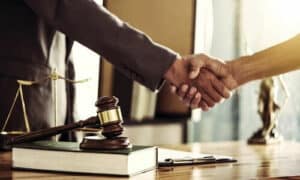Oltre alla consulenza legale, l'avvocato può anche rappresentare i propri clienti in tribunale o in altre dispute legali