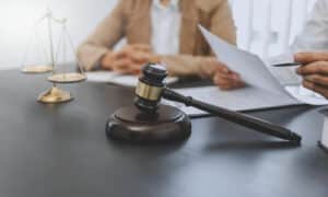 Una delle principali funzioni dell'avvocato è quella di fornire consulenza legale ai propri clienti